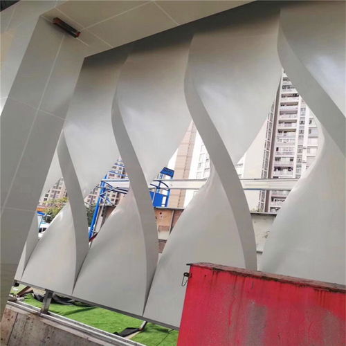 藝術(shù)彩色鋁單板的構(gòu)造特點(diǎn)及其在建筑裝飾中的應(yīng)用